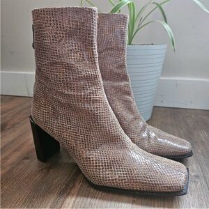 Stuart Weitzman boots size 8 snakeskin leather tan 3" heels ankle square Toes